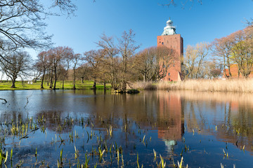Obraz premium Der Leucht- und ehemalige Wehrturm mit Spiegelung im Weiher des Herrengartens