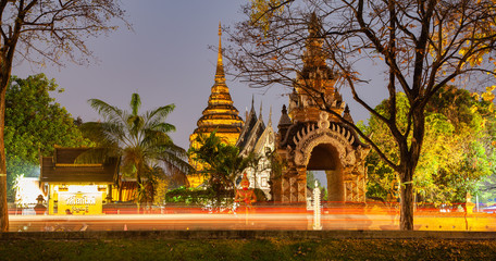 Naklejka premium wat Lok Moli at night Chiang Mai, Thailand