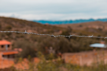 Alambre de puas en campo