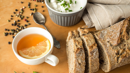 Świeży chleb z serkiem wiejskim i herbatą z cytryną © PhotoHunter