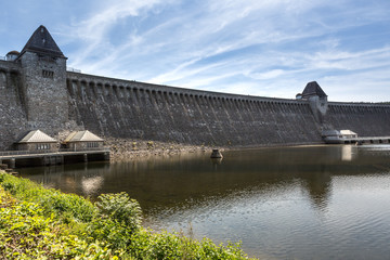 Blick auf die Talsperre, entlang der Sperrmauer von unten aus dem tiefen Wasserbecken