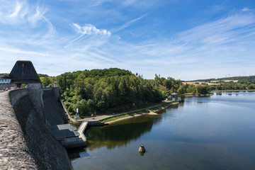 Fototapeta premium Weiter, freier Blick von der Talsperre auf das Tal und den See