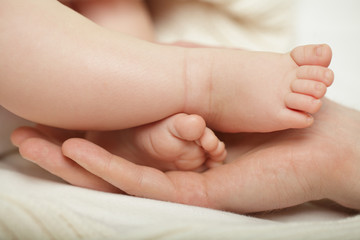 Obraz na płótnie Canvas Parent holding in the hands feet of newborn baby