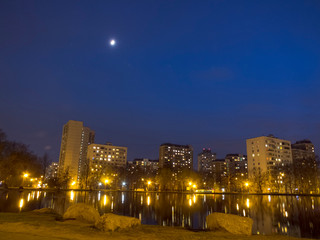 Fototapeta na wymiar Pond in a city park at night
