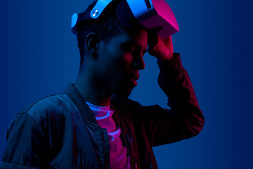 Black man ready to put the VR goggles © kegfire