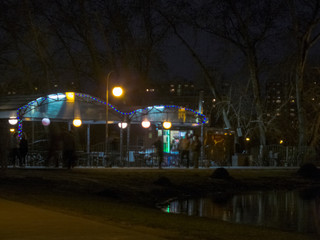Fototapeta na wymiar Pond in a city park at night