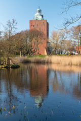 Der Leucht- und ehemalige Wehrturm mit Spiegelung im Weiher des Herrengartens