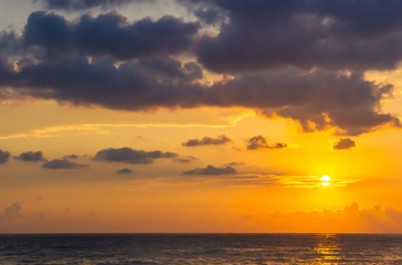 Fototapeta premium Amazing sea sunset, the sun, waves, clouds