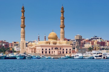 Mosque  and city port - Hurghada, Red  Sea, Egypt - obrazy, fototapety, plakaty