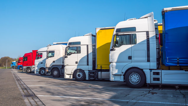 LKW auf Autobahnrastplatz