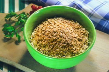 oat flakes in a green plate.