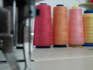 Maquina coser e hilos