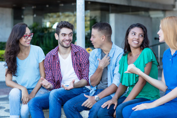 Gruppe internationaler Jugendlicher im Gespräch