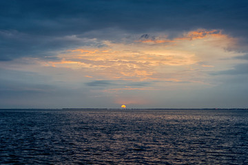 Obraz na płótnie Canvas Beautiful sunset over the ocean in a cloudy sky
