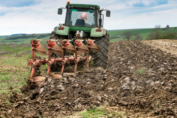 tracteur qui laboure le champ au printemps