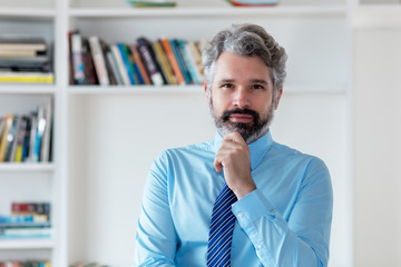 Sympathischer Geschäftsmann mit grauen Haaren