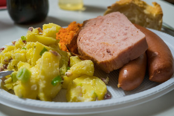 Kartoffelsalat,Fleischkäse,Rindswurst,Karottensalat auf einem Teller