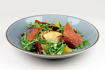 Goat cheese gratinated with rukola, beet and pine nuts.