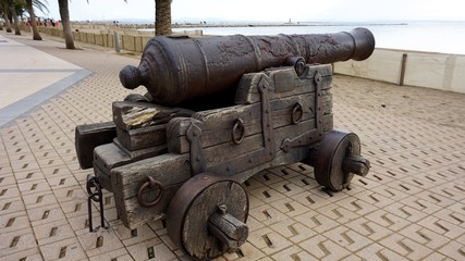 Cañón antiguo siutado en el paseo de la playa
