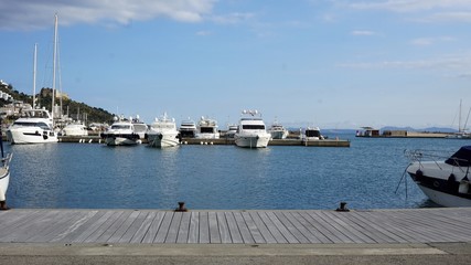 Vistas al puerto, barcos amarrados