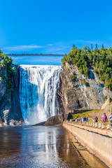 Obraz premium Quebec, Kanada - 16 września 2018: Montmorency Falls jest wodospad na rzece Montmorency w Quebec, Kanada. Wielu turystów, którzy tam odwiedzają, jest traktowanych na wiele sposobów, aby zobaczyć wodospady