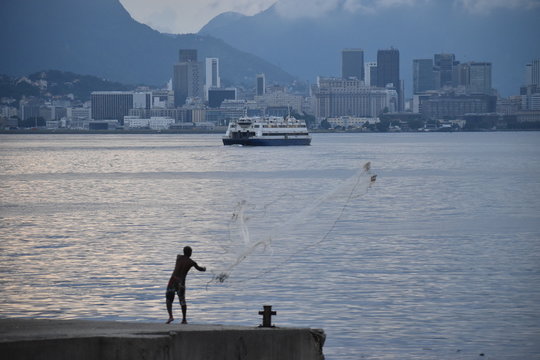 Pesca com rede (tarrafa) na Baía de Guanabara - Barca Rio-Niterói 