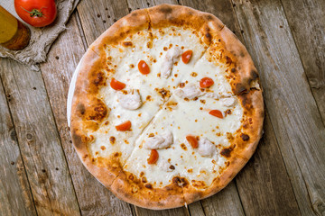 Pizza with chicken and tomatoes