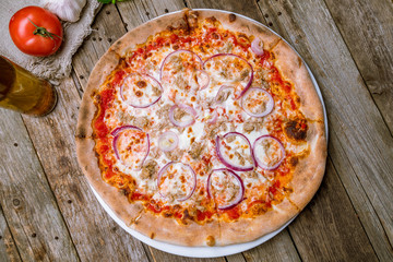 Pizza with tuna and red onion