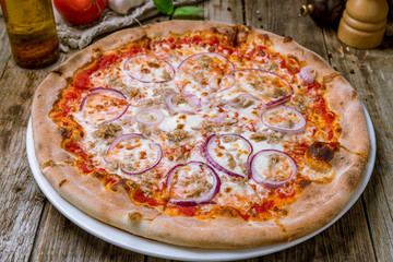 Pizza with tuna and red onion