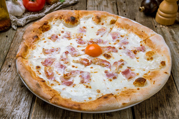 Carbonara pizza with bacon