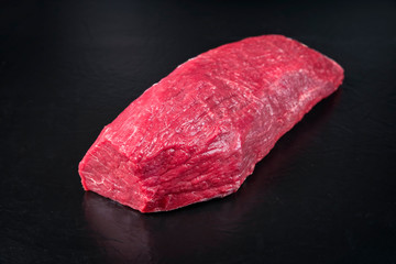 Rohes dry aged Wagyu Rinder Hüftfillet Steak als closeup auf schwarzen Hintergrund mit Textfreiraum