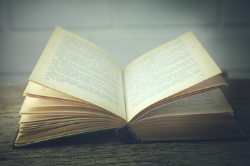 Obraz premium book on wooden background