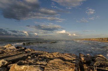 Paesaggio marino con scogli e mare azzurro