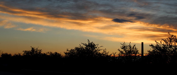 Fototapeta premium Ciminiera al tramonto