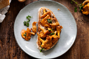 Toast with chanterelle mushrooms