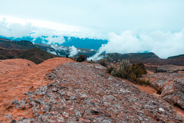 neblina en altiplano y rocas erosionadas