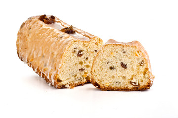 Wypieki cukiernicze. Porcja ciasta na białym tle. 