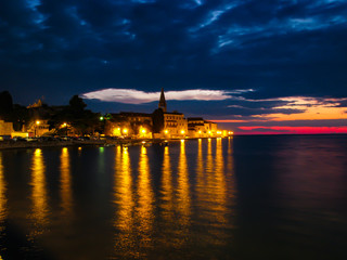 Fototapeta premium Beautiful sunset photo of the city across the sea