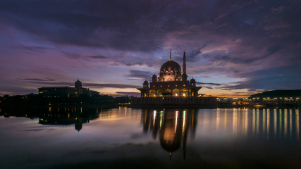 Fototapeta na wymiar Sunrise scenery at Putrajaya mosque 