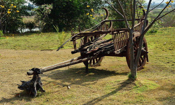 The old cart wagon had two wheels made of wood, used for all luggage.
