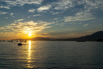 Naklejka premium Sun set on the water