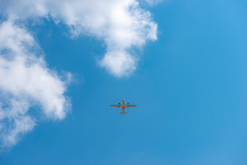 Fototapeta na wymiar 空港から飛び立つ飛行機