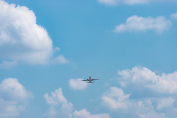 空港から飛び立つ飛行機