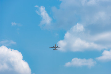 空港から飛び立つ飛行機