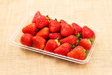 パックにはいったイチゴ