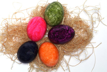 Bemalte Ostereier in Stroh