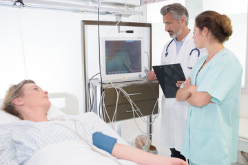 Obraz premium doctor cardiologist measuring blood pressure of female patient