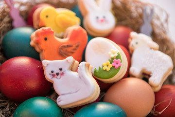 Fototapeta na wymiar basket with painted colorful easter eggs 