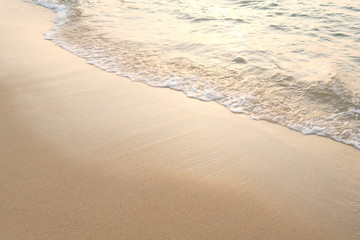 砂浜に押し寄せる波