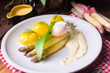 asparagus with poached egg sauce and wild garlic